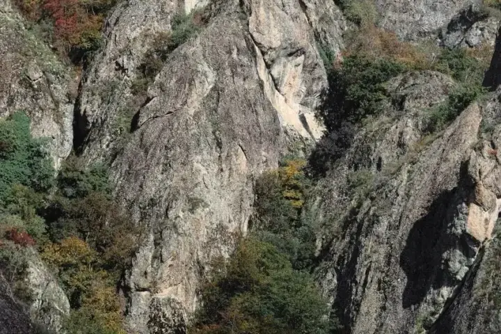 Дно каньона с узким каменистым ущельем