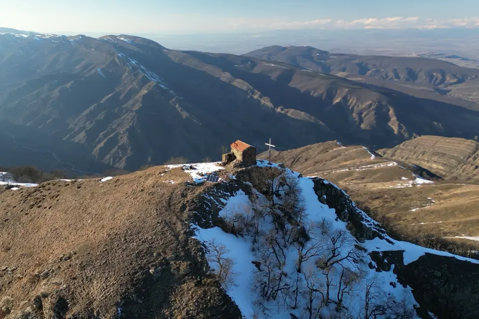 Монастырь Шиомгвиме и церковь на вершине